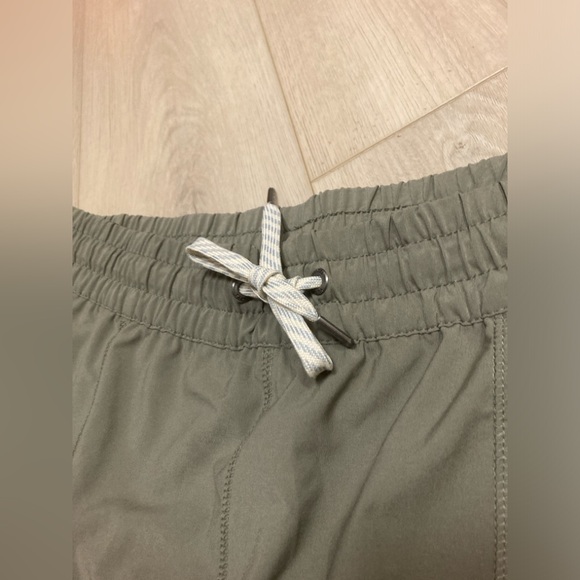 Vuori Clementine 4" Running Shorts Pistachio Green Pull on Women's Size Large - Picture 3 of 6